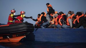 Momen Penyelamatan Migran yang Terombang-ambing di Laut Mediterania
