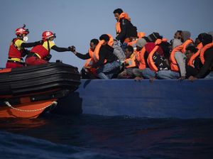 Momen Penyelamatan Migran yang Terombang-ambing di Laut Mediterania