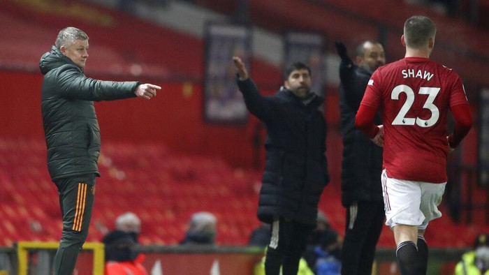 Manchester Uniteds manager Ole Gunnar Solskjaer, left, gestures during the English Premier League soccer match between Manchester Utd and Wolverhampton Wanderers at Old Trafford stadium in Manchester, England, Tuesday,Dec. 29, 2020. (Martin Rickett, Pool via AP)