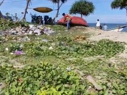 Jorok! Sampah Numpuk di Pantai Santolo Usai Libur Nataru