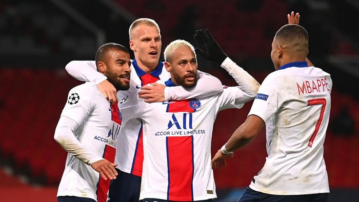 MANCHESTER, ENGLAND - DECEMBER 02: Neymar of Paris Saint-Germain celebrates with team mates Rafinha (L) ,Mitchel Bakker (2L) and Kylian Mbappe (R) after scoring their sides third goal during the UEFA Champions League Group H stage match between Manchester United and Paris Saint-Germain at Old Trafford on December 02, 2020 in Manchester, England. Sporting stadiums around the UK remain under strict restrictions due to the Coronavirus Pandemic as Government social distancing laws prohibit fans inside venues resulting in games being played behind closed doors. (Photo by Laurence Griffiths/Getty Images)