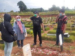 Akhir Pekan, Sejumlah Pelayat Ziarah ke Makam COVID TPU Pondok Ranggon