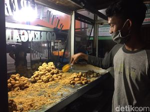 Ngenesnya Pedagang Gorengan di Surabaya Saat Tahu dan Tempe Hilang di Pasaran