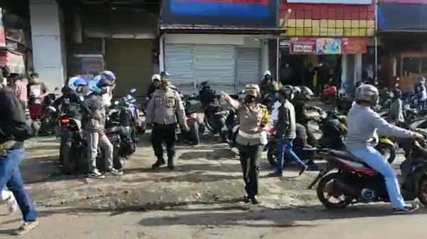 Petugas membubarkan kerumunan pemotor di Lembang, Bandung Barat.