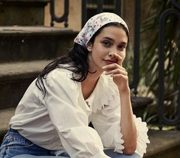 Memanfaatkan scarf sebagai aksesoris rambut untuk tampil manis sekaligus cantik.