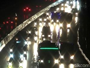 Arus Kendaraan di Tol Cipularang Terpantau Ramai-Lancar Malam Ini