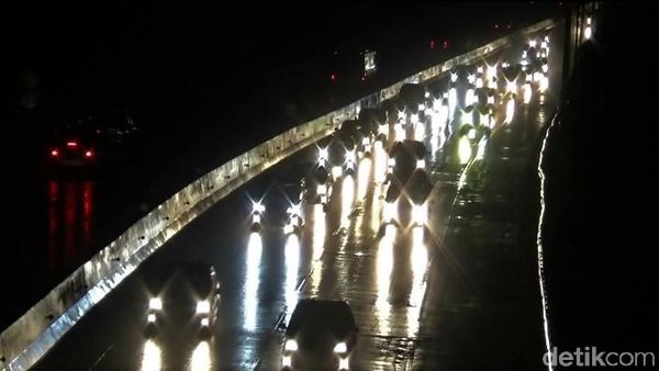 Potret Arus Lalu Lintas di Tol Cipularang Malam Ini