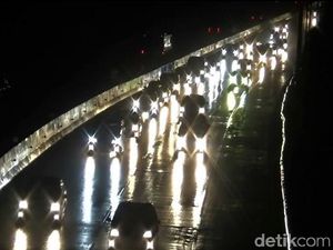Potret Arus Lalu Lintas di Tol Cipularang Malam Ini