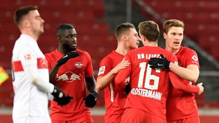 Leipzigs players (R) celebrate after the German first division Bundesliga football match VfB Stuttgart v RB Leipzig on January 2, 2021 in Stuttgart, southern Germany. - Leipzig won the match 1-0. (Photo by Thomas KIENZLE / various sources / AFP) / DFL REGULATIONS PROHIBIT ANY USE OF PHOTOGRAPHS AS IMAGE SEQUENCES AND/OR QUASI-VIDEO