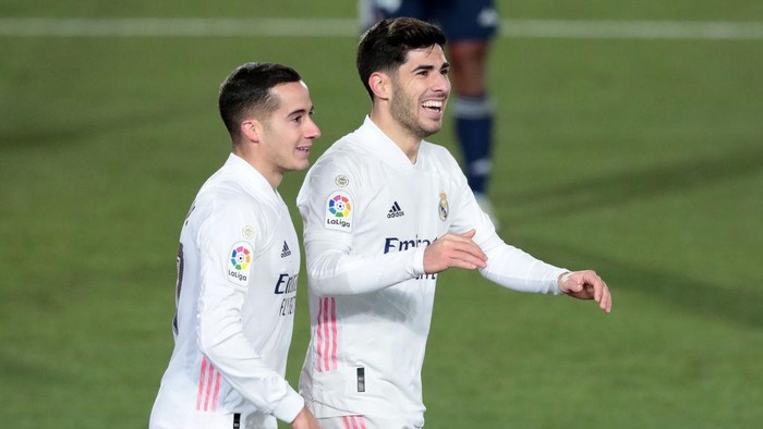 MADRID, SPAIN - JANUARY 02: Marco Asensio of Real Madrid celebrates with teammate Lucas Vazquez after scoring their teams second goal during the La Liga Santander match between Real Madrid and RC Celta at Estadio Santiago Bernabeu on January 02, 2021 in Madrid, Spain. Sporting stadiums around Spain remain under strict restrictions due to the Coronavirus Pandemic as Government social distancing laws prohibit fans inside venues resulting in games being played behind closed doors. (Photo by Gonzalo Arroyo Moreno/Getty Images)