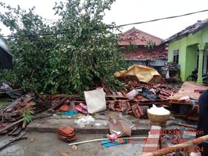 Ratusan Rumah di Desa Selangit Cirebon Rusak Diterjang Puting Beliung