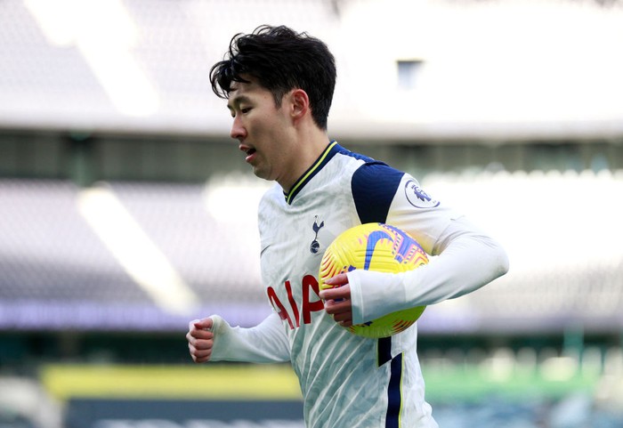 LONDON, ENGLAND - JANUARY 02: Son Heung-Min of Tottenham Hotspur holds the ball during the Premier League match between Tottenham Hotspur and Leeds United at Tottenham Hotspur Stadium on January 02, 2021 in London, England. The match will be played without fans, behind closed doors as a Covid-19 precaution. (Photo by Ian Walton - Pool/Getty Images)