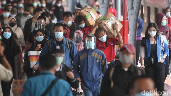 Stasiun Pasar Senen Sibuk Saat Puncak Arus Balik Libur Tahun Baru