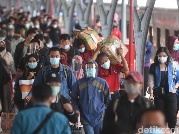 Stasiun Pasar Senen Sibuk Saat Puncak Arus Balik Libur Tahun Baru