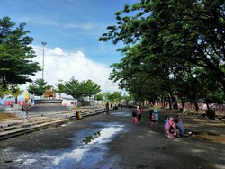 Kawasan Losari Ditutup, Warga Nekat Berkumpul Isi Akhir Pekan