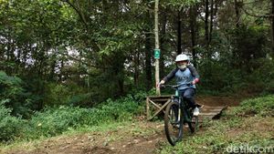 Foto: Trek Downhill Pertama di Gunung Ciremai