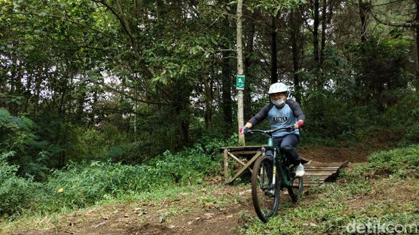 Foto: Trek Downhill Pertama di Gunung Ciremai
