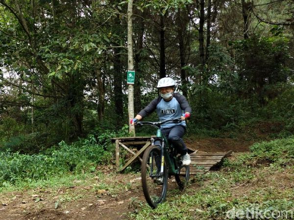 Foto: Trek Downhill Pertama di Gunung Ciremai