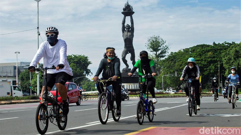 Warga Jakarta Ramai-ramai Bersepeda di Minggu Pertama 2021