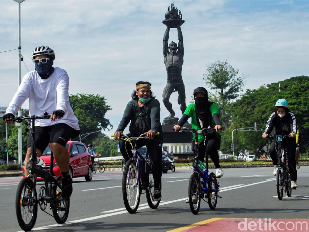 Warga Jakarta Ramai-ramai Bersepeda di Minggu Pertama 2021