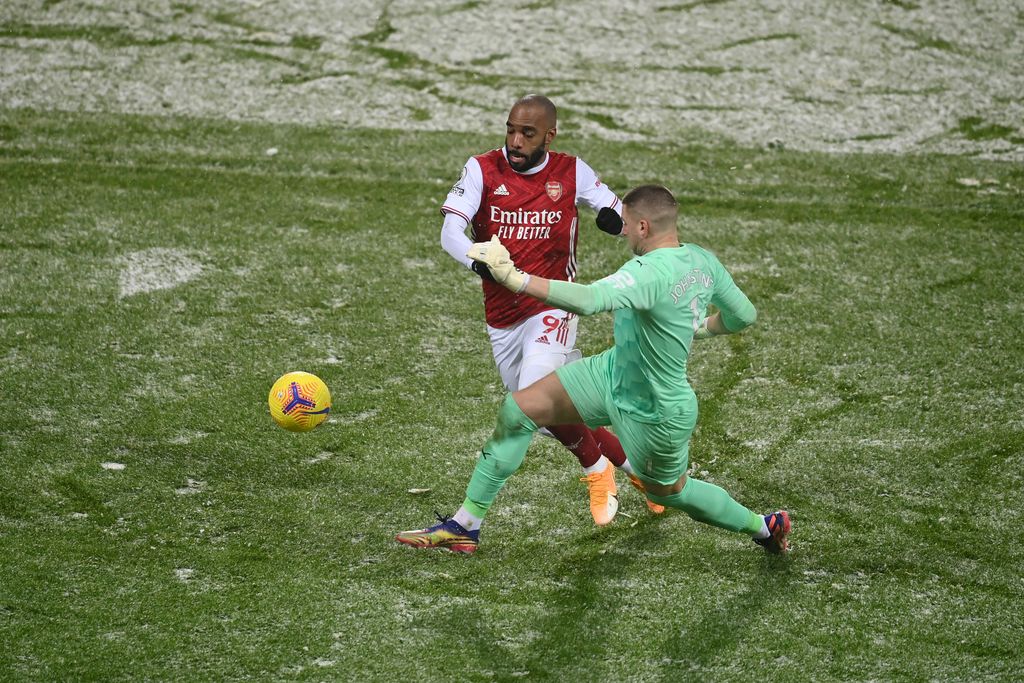 WEST BROMWICH, ENGLAND - JANUARY 02: Alexandre Lacazette of Arsenal runs with the ball past Sam Johnstone of West Bromwich Albion during the Premier League match between West Bromwich Albion and Arsenal at The Hawthorns on January 02, 2021 in West Bromwich, England. The match will be played without fans, behind closed doors as a Covid-19 precaution. (Photo by Michael Regan/Getty Images)