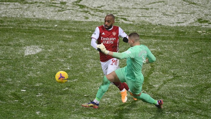 WEST BROMWICH, ENGLAND - JANUARY 02: Alexandre Lacazette of Arsenal runs with the ball past Sam Johnstone of West Bromwich Albion during the Premier League match between West Bromwich Albion and Arsenal at The Hawthorns on January 02, 2021 in West Bromwich, England. The match will be played without fans, behind closed doors as a Covid-19 precaution. (Photo by Michael Regan/Getty Images)