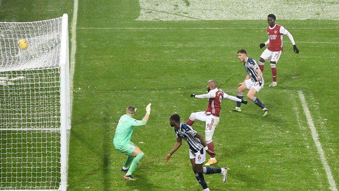 WEST BROMWICH, ENGLAND - JANUARY 02: Alexandre Lacazette of Arsenal scores their teams fourth goal during the Premier League match between West Bromwich Albion and Arsenal at The Hawthorns on January 02, 2021 in West Bromwich, England. The match will be played without fans, behind closed doors as a Covid-19 precaution. (Photo by Michael Regan/Getty Images)