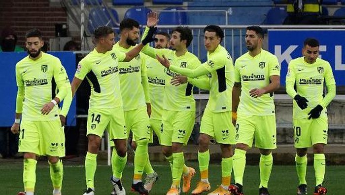 Atletico Madrids Spanish midfielder Marcos Llorente (2ndL) celebrates with teammates after scoring a goal during the Spanish League football match between Alaves and Atletico Madrid at the Mendizorroza stadium in Vitoria on January 3, 2021. (Photo by Cesar Manso / AFP)
