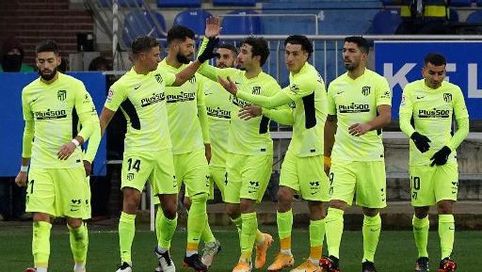 Atletico Madrid Atletico Madrids Spanish midfielder Marcos Llorente (2ndL) celebrates with teammates after scoring a goal during the Spanish League football match between Alaves and Atletico Madrid at the Mendizorroza stadium in Vitoria on January 3, 2021. (Photo by Cesar Manso / AFP)