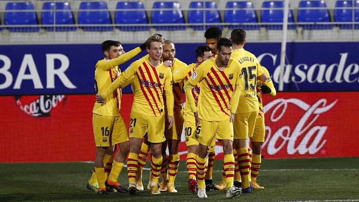HUESCA, SPAIN - JANUARY 03: Frenkie de Jong of Barcelona  celebrates with teammates Pedri, Martin Braithwaite and Lionel Messi after scoring their teams first goal during the La Liga Santander match between SD Huesca and FC Barcelona at Estadio El Alcoraz on January 03, 2021 in Huesca, Spain. Sporting stadiums around Spain remain under strict restrictions due to the Coronavirus Pandemic as Government social distancing laws prohibit fans inside venues resulting in games being played behind closed doors. (Photo by Eric Alonso/Getty Images)
