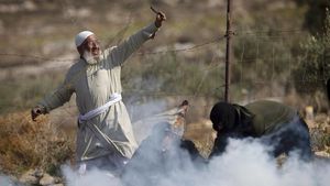 Warga Palestina Bentrok dengan Tentara Israel di Tepi Barat