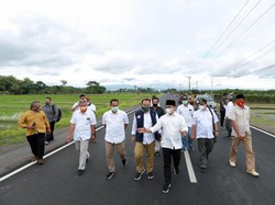 Awali 2021, Bupati Anas Cek Pembangunan Jalan Alternatif Genteng-Gambiran