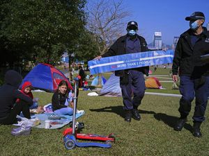 Cegah Corona, Polisi Hong Kong Gencar Patroli di Taman