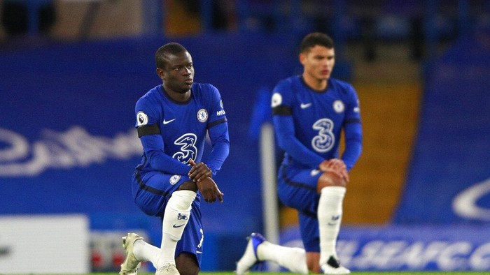 Chelseas Thiago Silva, right, and Chelseas NGolo Kante take a knee before the English Premier League soccer match between Chelsea and Manchester City at Stamford Bridge, London, England, Sunday, Jan. 3, 2021. (AP Photo/Ian Walton/Pool)