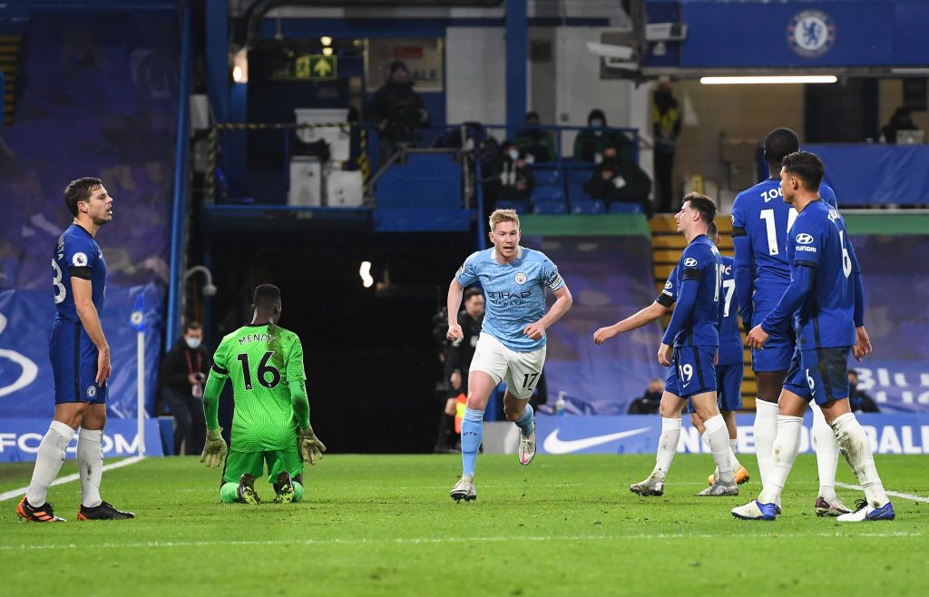LONDON, ENGLAND - JANUARY 03: Kevin De Bruyne of Manchester City celebrates after scoring their sides third goal during the Premier League match between Chelsea and Manchester City at Stamford Bridge on January 03, 2021 in London, England. The match will be played without fans, behind closed doors as a Covid-19 precaution. (Photo by Andy Rain - Pool/Getty Images)