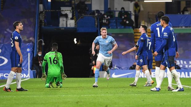 LONDON, ENGLAND - JANUARY 03: Kevin De Bruyne of Manchester City celebrates after scoring their sides third goal during the Premier League match between Chelsea and Manchester City at Stamford Bridge on January 03, 2021 in London, England. The match will be played without fans, behind closed doors as a Covid-19 precaution. (Photo by Andy Rain - Pool/Getty Images)