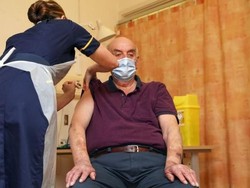 Kakek 82 Tahun di Inggris Jadi Penerima Pertama Vaksin AstraZeneca