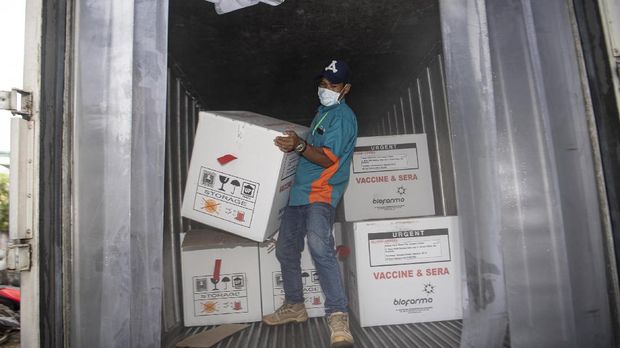 Petugas melakukan bongkar muat  vaksin COVID-19 Sinovac saat tiba di gudang vaksin (cold room) milik Dinas Kesehatan Provinsi Sumatera Selatan di Palembang, Senin (4/1/2020). Sebanyak 30.000 dosis vaksin COVID-19 Sinovac tiba di Palembang yang selanjutnya akan didistribusikan ke Kab/Kota. ANTARA FOTO/Nova Wahyudi/hp.