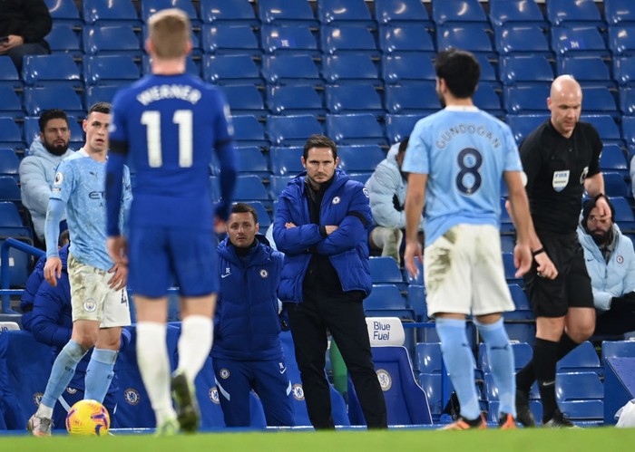 LONDON, ENGLAND - JANUARY 03: Frank Lampard, Manager of Chelsea looks on during the Premier League match between Chelsea and Manchester City at Stamford Bridge on January 03, 2021 in London, England. The match will be played without fans, behind closed doors as a Covid-19 precaution. (Photo by Andy Rain - Pool/Getty Images)