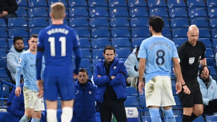 LONDON, ENGLAND - JANUARY 03: Frank Lampard, Manager of Chelsea looks on during the Premier League match between Chelsea and Manchester City at Stamford Bridge on January 03, 2021 in London, England. The match will be played without fans, behind closed doors as a Covid-19 precaution. (Photo by Andy Rain - Pool/Getty Images)