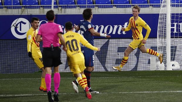 HUESCA, SPAIN - JANUARY 03: Frenkie de Jong of Barcelona celebrates after scoring his team's first goal during the La Liga Santander match between SD Huesca and FC Barcelona at El Alcoraz Stadium on January 03, 2021 in Huesca, Spain .  Spain's sports stadiums remain under strict restrictions due to the coronavirus pandemic, as the government's social distancing laws prohibit fans from entering venues, causing matches to be played behind closed doors.  (Photo by Eric Alonso / Getty Images)