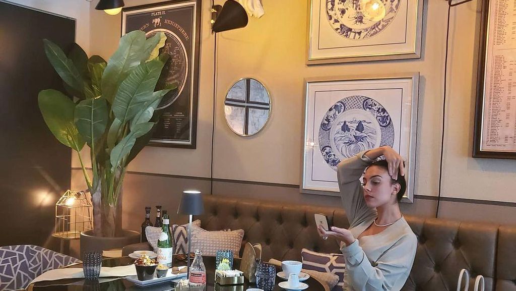 Mewahnya Gaya Georgina Tunangan Cristiano Ronaldo saat Ngeteh dan Makan Pasta Mewahnya Gaya Georgina Tunangan Cristiano Ronaldo saat Ngeteh dan Makan Pasta