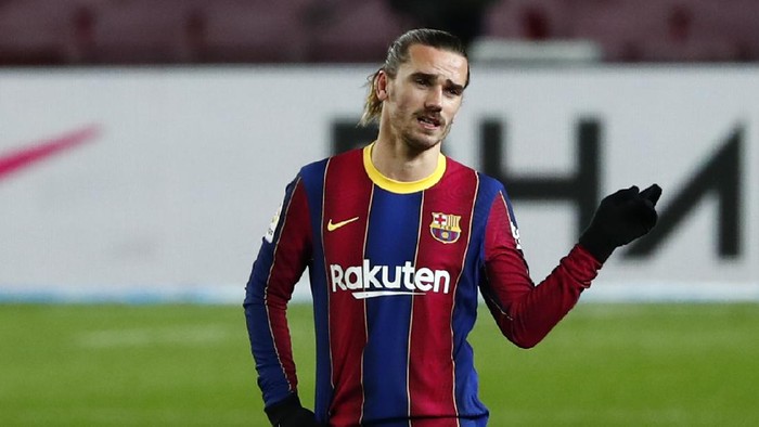 Barcelonas Antoine Griezmann gestures during the Spanish La Liga soccer match between Barcelona and Eibar at the Camp Nou stadium in Barcelona in Barcelona, Spain, Tuesday, Dec. 29, 2020. (AP Photo/Joan Monfort)