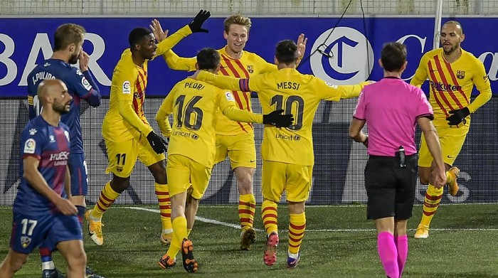 Barcelonas Frenkie de Jong, center, celebrates after scoring his sides first goal during the Spanish La Liga soccer match between Huesca and FC Barcelona at El Alcoraz stadium in Huesca, Spain, Sunday, Jan. 3, 2021. (AP Photo/Alvaro Barrientos)