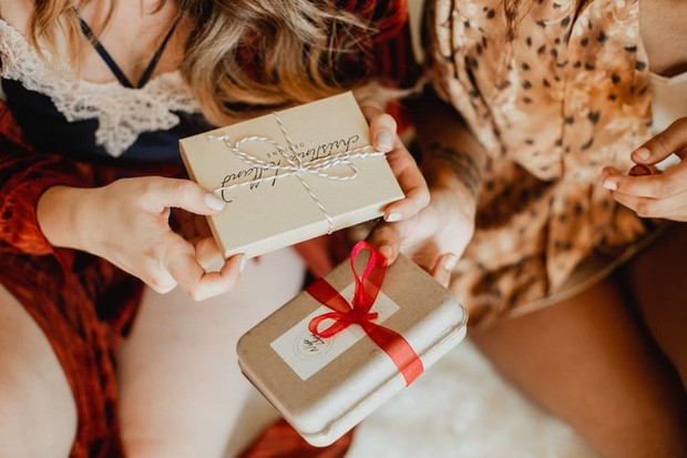 Menodong kado duluan adalah salah satu jawaban kocak saat ditanya kapan nikah