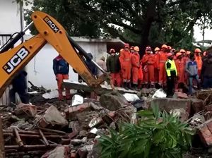 Belasan Pelayat Tewas Tertimpa Atap Gedung yang Ambruk