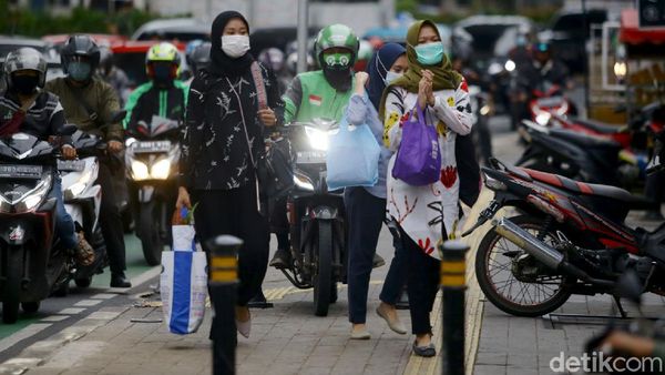 Ketika Hak Pejalan Kaki Ditikung Pemotor Nakal