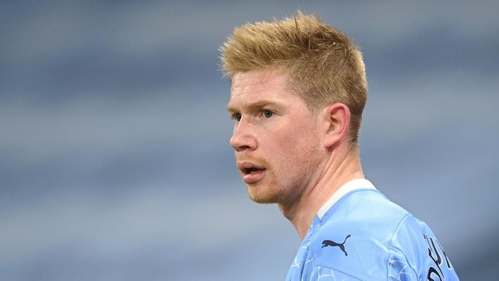 MANCHESTER, ENGLAND - DECEMBER 15: Kevin De Bruyne of Manchester City in action during the Premier League match between Manchester City and West Bromwich Albion at Etihad Stadium on December 15, 2020 in Manchester, England. The match will be played without fans, behind closed doors as a Covid-19 precaution.  (Photo by Michael Regan/Getty Images)