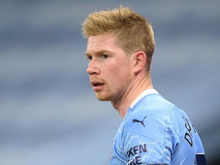 MANCHESTER, ENGLAND - DECEMBER 15: Kevin De Bruyne of Manchester City in action during the Premier League match between Manchester City and West Bromwich Albion at Etihad Stadium on December 15, 2020 in Manchester, England. The match will be played without fans, behind closed doors as a Covid-19 precaution.  (Photo by Michael Regan/Getty Images)