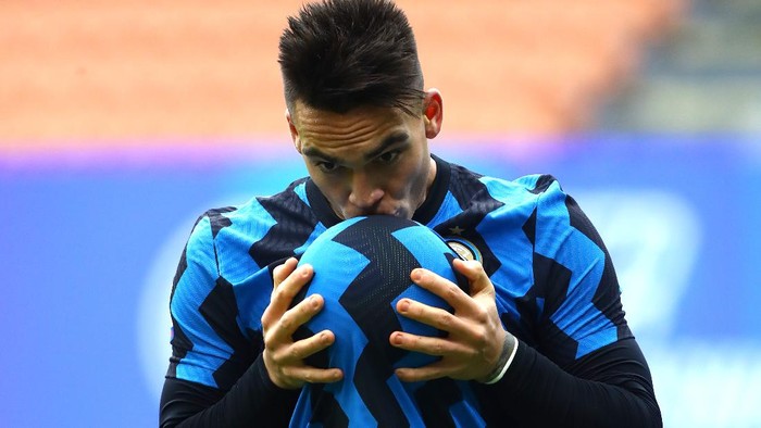MILAN, ITALY - JANUARY 03: Lautaro Martinez of Inter Milan celebrates after scoring their teams third goal during the Serie A match between FC Internazionale and FC Crotone at Stadio Giuseppe Meazza on January 03, 2021 in Milan, Italy. Sporting stadiums around Italy remain under strict restrictions due to the Coronavirus Pandemic as Government social distancing laws prohibit fans inside venues resulting in games being played behind closed doors. (Photo by Marco Luzzani/Getty Images)